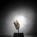 Hand einer Gottheit mit Scheibe aus hellbraunem Sandstein, auf Sockel montiert - photo 3