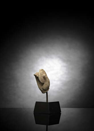 Hand einer Gottheit mit Scheibe aus hellbraunem Sandstein, auf Sockel montiert - фото 3