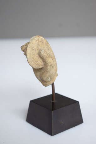 Hand einer Gottheit mit Scheibe aus hellbraunem Sandstein, auf Sockel montiert - фото 4