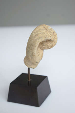 Hand einer Gottheit mit Scheibe aus hellbraunem Sandstein, auf Sockel montiert - фото 5