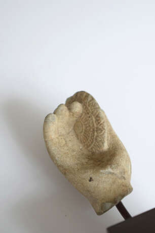 Hand einer Gottheit mit Scheibe aus hellbraunem Sandstein, auf Sockel montiert - photo 6