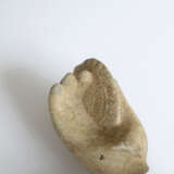 Hand einer Gottheit mit Scheibe aus hellbraunem Sandstein, auf Sockel montiert - Foto 6