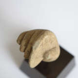 Hand einer Gottheit mit Scheibe aus hellbraunem Sandstein, auf Sockel montiert - Foto 7