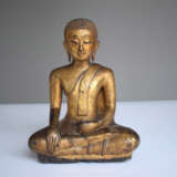 Bronze eines buddhistischen Schülers mit schwarzer und goldfarbener Lackfassung - фото 2