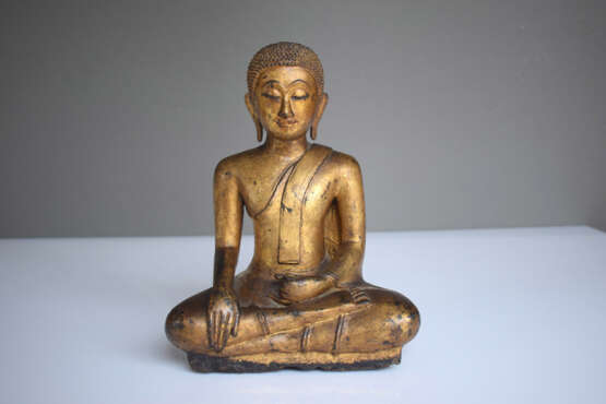 Bronze eines buddhistischen Schülers mit schwarzer und goldfarbener Lackfassung - фото 2