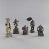 Gruppe von fünf diversen Bronzen, u.a. mit Darstellungen des Buddha Dipankara, Krischna, Ganesha und Syamatara - Foto 1