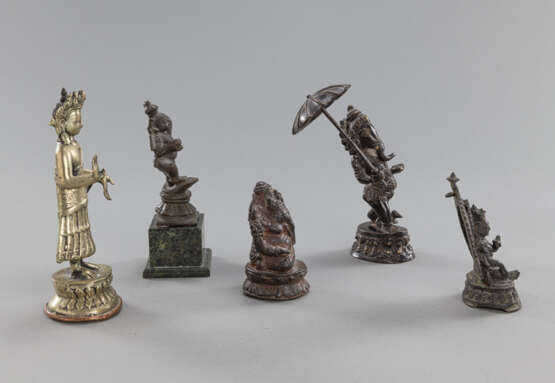 Gruppe von fünf diversen Bronzen, u.a. mit Darstellungen des Buddha Dipankara, Krischna, Ganesha und Syamatara - Foto 2