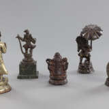 Gruppe von fünf diversen Bronzen, u.a. mit Darstellungen des Buddha Dipankara, Krischna, Ganesha und Syamatara - Foto 3