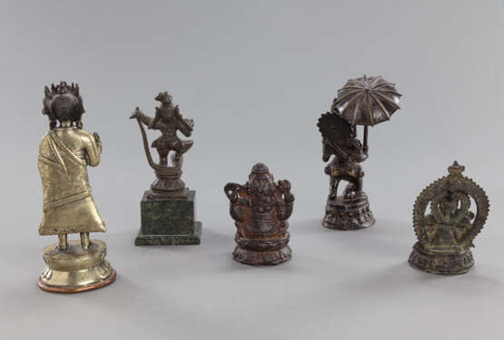 Gruppe von fünf diversen Bronzen, u.a. mit Darstellungen des Buddha Dipankara, Krischna, Ganesha und Syamatara - photo 3