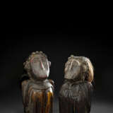 Paar Wächterfiguren aus Holz mit Echthaarbesatz und Zierschmuck teils aus Rudraksha-Früchten - Foto 2