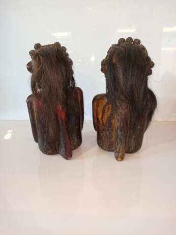Paar Wächterfiguren aus Holz mit Echthaarbesatz und Zierschmuck teils aus Rudraksha-Früchten - photo 4