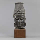 Kopf des Vishnu aus schwarzem Stein - photo 1