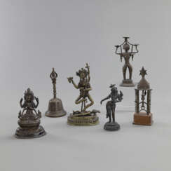Gruppe von fünf figürlichen Bronzen und einer Ghanta