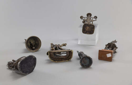 Gruppe von fünf figürlichen Bronzen und einer Ghanta - фото 3