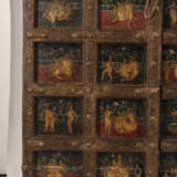 Feine Doppeltür mit polychromer Malerei von erotischen Szenen in viereckigen in Kartuschen mit Ölfarbe auf Holz - Foto 6