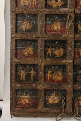 Feine Doppeltür mit polychromer Malerei von erotischen Szenen in viereckigen in Kartuschen mit Ölfarbe auf Holz - Foto 6