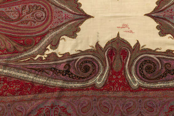 Kaschmir-Schal mit grossflächtiger Musterung von Boteh Motiven. Weisses Innenfeld mit Signaturinschrift. - Foto 2