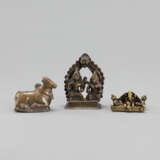Drei Bronzen mit Darstellung des Nandi, eines Götterpaares und einem Altar - photo 1