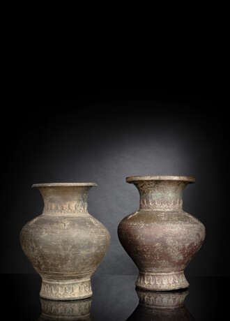 Paar balusterförmige Vasen aus Tonware mit aufgelegtem ornamentalen Dekor - photo 7