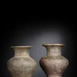 Paar balusterförmige Vasen aus Tonware mit aufgelegtem ornamentalen Dekor - photo 7
