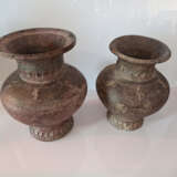 Paar balusterförmige Vasen aus Tonware mit aufgelegtem ornamentalen Dekor - photo 1