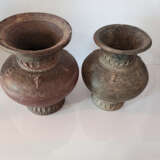 Paar balusterförmige Vasen aus Tonware mit aufgelegtem ornamentalen Dekor - photo 2