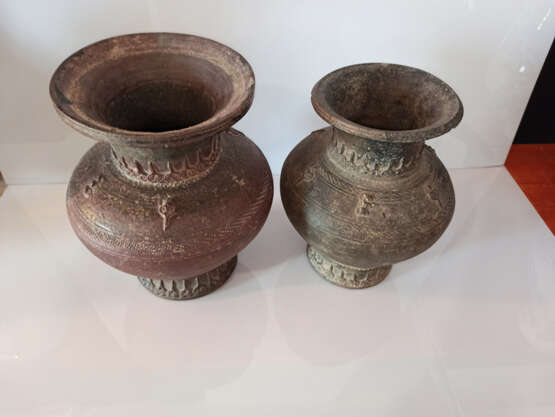 Paar balusterförmige Vasen aus Tonware mit aufgelegtem ornamentalen Dekor - photo 2