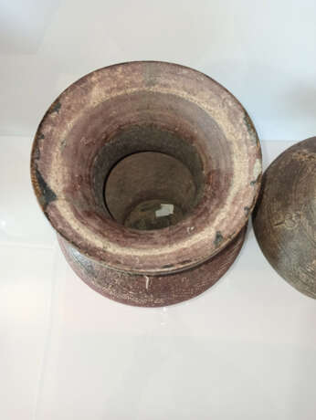 Paar balusterförmige Vasen aus Tonware mit aufgelegtem ornamentalen Dekor - photo 3