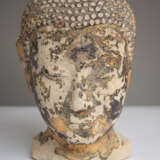 Kopf des Buddha aus Sandstein mit Resten von Vergoldung und Lackfassung - фото 2