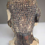 Kopf des Buddha aus Sandstein mit Resten von Vergoldung und Lackfassung - photo 5