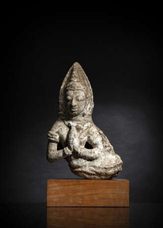 Stucco-Figur einer Apsara auf einen Holzsockel montiert - photo 1