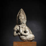 Stucco-Figur einer Apsara auf einen Holzsockel montiert - фото 1