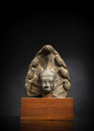 Stucco-Figur einer Apsara auf einen Holzsockel montiert - фото 2