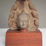 Stucco-Figur einer Apsara auf einen Holzsockel montiert - фото 3