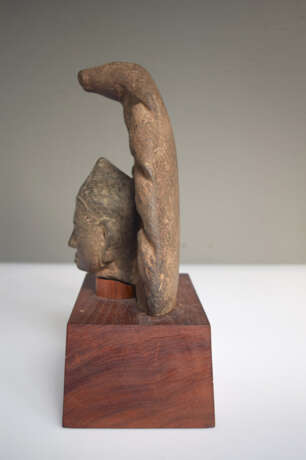 Stucco-Figur einer Apsara auf einen Holzsockel montiert - photo 4