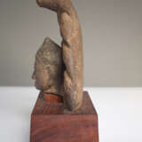 Stucco-Figur einer Apsara auf einen Holzsockel montiert - фото 4