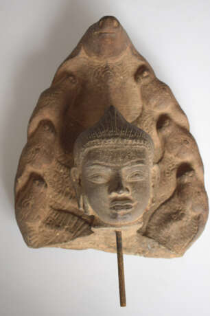 Stucco-Figur einer Apsara auf einen Holzsockel montiert - фото 7