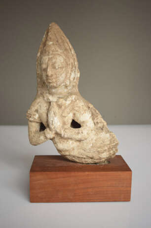 Stucco-Figur einer Apsara auf einen Holzsockel montiert - photo 9