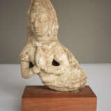 Stucco-Figur einer Apsara auf einen Holzsockel montiert - фото 9