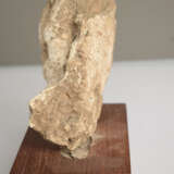 Stucco-Figur einer Apsara auf einen Holzsockel montiert - Foto 11