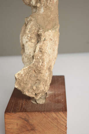 Stucco-Figur einer Apsara auf einen Holzsockel montiert - photo 11