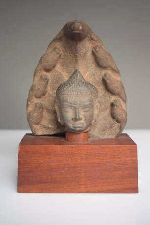 Steinkopf des Buddha von der Naga Muchalinda beschützt, auf einen Sockel montiert - photo 2