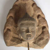 Steinkopf des Buddha von der Naga Muchalinda beschützt, auf einen Sockel montiert - photo 6