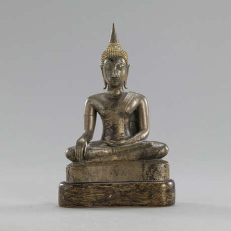 Silberfarbene Bronze des Buddha im Meditationssitz - photo 1