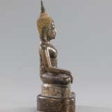 Silberfarbene Bronze des Buddha im Meditationssitz - Foto 2