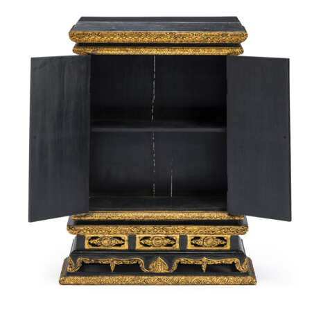 Schwarz lackierter Kabinettschrank mit Goldmalereien auf gestrepptem, in Durchbruch gearbeitetem Sockel - photo 2