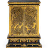 Schwarz lackierter Kabinettschrank mit Goldmalereien auf gestrepptem, in Durchbruch gearbeitetem Sockel - Foto 3