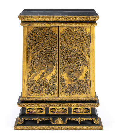 Schwarz lackierter Kabinettschrank mit Goldmalereien auf gestrepptem, in Durchbruch gearbeitetem Sockel - photo 3