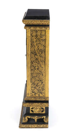 Schwarz lackierter Kabinettschrank mit Goldmalereien auf gestrepptem, in Durchbruch gearbeitetem Sockel - Foto 5