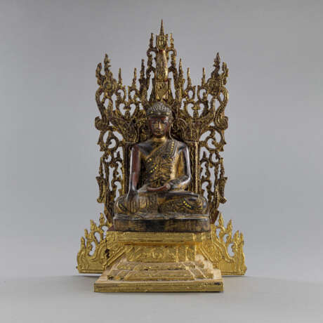 Lackvergoldete Figur des Buddha auf Holzthron - photo 1